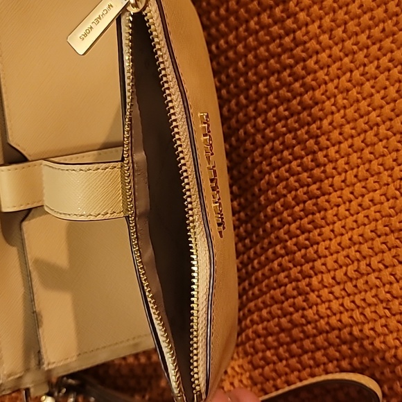 Michael Kors wallet/wristlet - Picture 3 of 5